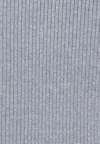 Grau gerippter Stoff mit einem subtilen Schimmer, der eine vertikale Textur und gleichmäßig angeordnete Rillen aufweist, was zu einem glatten, weichen Finish führt.