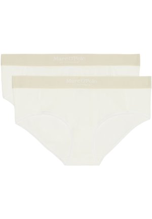 Twee paren damesonderbroeken in off-white stof met een tan elastische tailleband, met het "Marc O’Polo" logo in lichtgrijs.