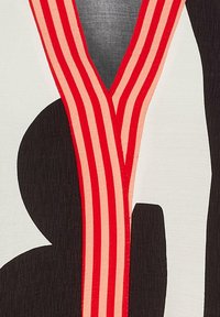 Textil med vertikala ränder i röd och persika, med abstrakta former i svart och kräm. Slät textur med modern design.