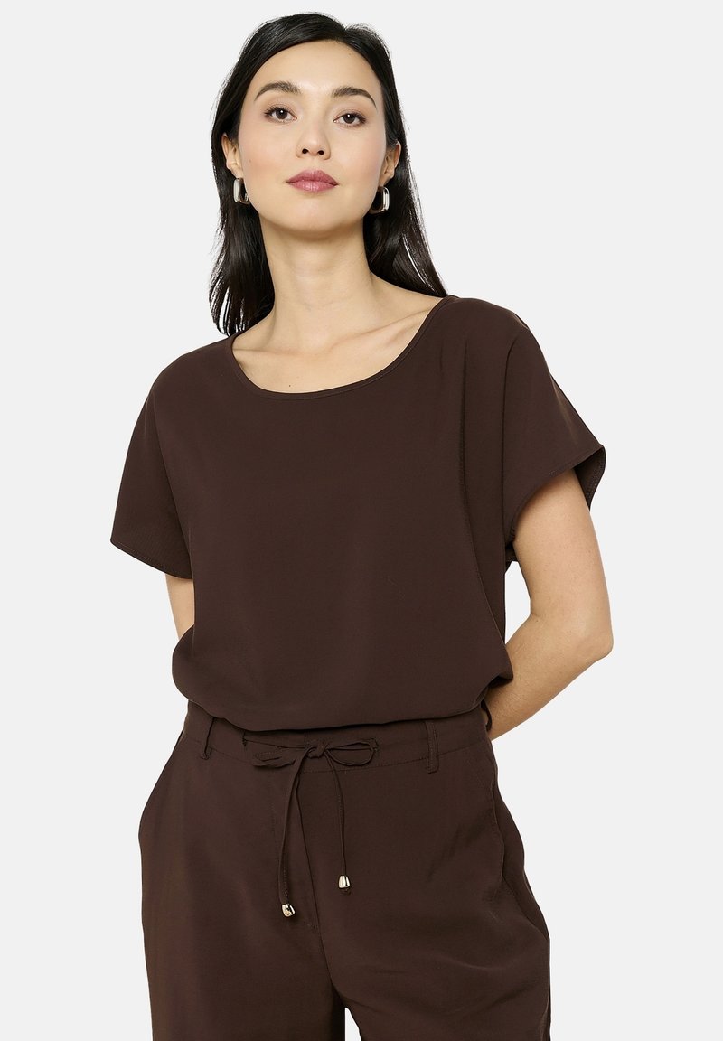 Top marrone a maniche corte realizzato in tessuto leggero, con scollatura rotonda e vestibilità comoda, abbinato a pantaloni con cordoncino coordinati.