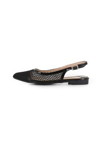 Zapato plano negro tipo slingback con parte superior de malla y puntera puntiaguda. Cuenta con un pequeño tacón y una correa ajustable. Suela lisa con un detallado mínimo.