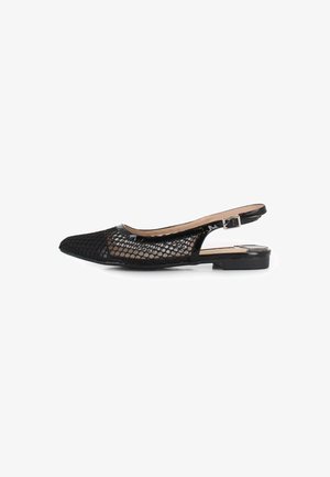 Zapato plano negro tipo slingback con parte superior de malla y puntera puntiaguda. Cuenta con un pequeño tacón y una correa ajustable. Suela lisa con un detallado mínimo.