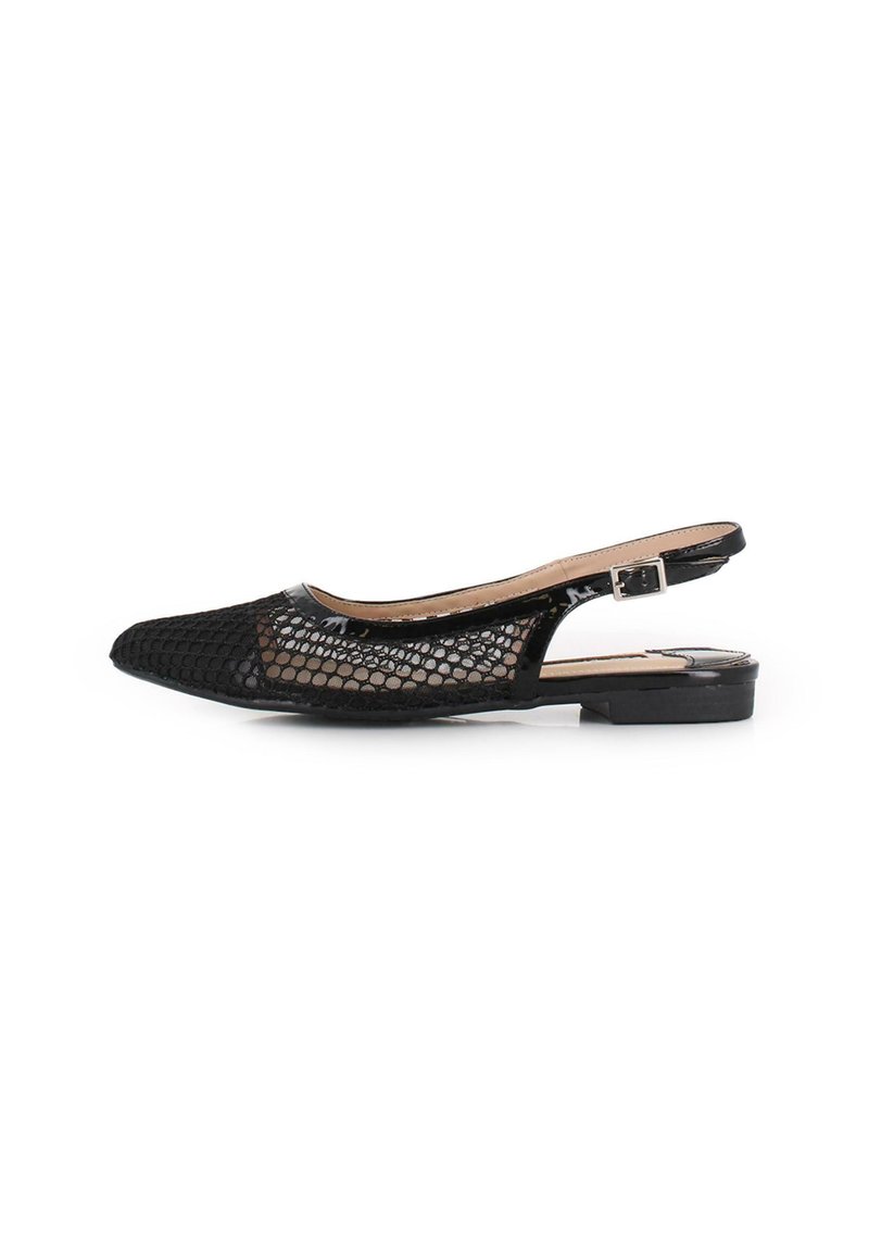 Zapato plano negro tipo slingback con parte superior de malla y puntera puntiaguda. Cuenta con un pequeño tacón y una correa ajustable. Suela lisa con un detallado mínimo.
