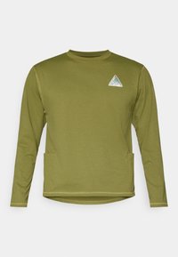 Olivgrünes Langarmshirt aus weichem Stoff, mit Rundhalsausschnitt, Seitentaschen und einem dreieckigen Aufnäher auf der Brust.