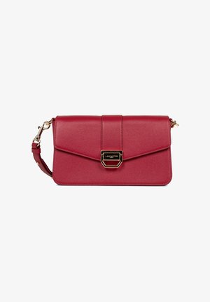 Sac à bandoulière en cuir rouge avec un fermoir doré, au design structuré et à la surface текстurée. Offre une sangle ajustable et des bords élégants.