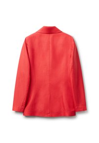 Červený blazer s vykrojeným límcem, jediným zadním ventilem a dlouhými rukávy. Vyrobeno z hladkého materiálu s minimem švových detailů.