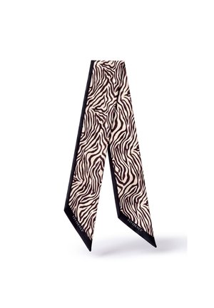 Lange smalle sjaal met zwart-wit zebraprint en zwarte randen, hangend met puntige uiteinden.