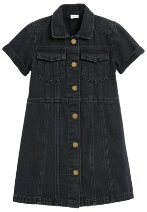 Denimkjole i mørk vask med korte ærmer, krave og to brystlommer. Har guldfarvede knapper og lodrette stikningsdetaljer.