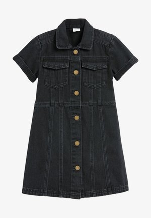 Denimkjole i mørk vask med korte ærmer, krave og to brystlommer. Har guldfarvede knapper og lodrette stikningsdetaljer.