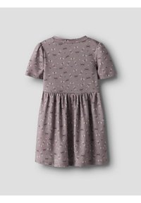 Robe à manches courtes en tissu violet doux, arborant un motif de libellules blanches et noires, avec une jupe froncée et un col rond.