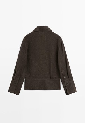 Ciemnobrązowa kurtka z długim rękawem, szerokim kołnierzem, mankietami na guziki oraz prostym dołem, pokazana od tyłu na białym tle.