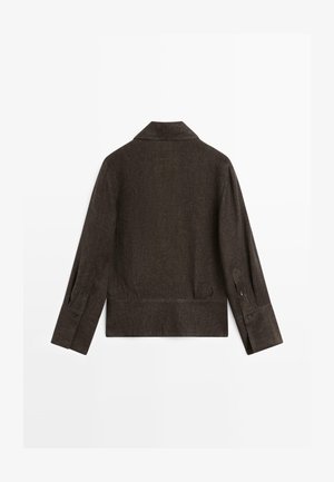 Ciemnobrązowa kurtka z długim rękawem, szerokim kołnierzem, mankietami na guziki oraz prostym dołem, pokazana od tyłu na białym tle.