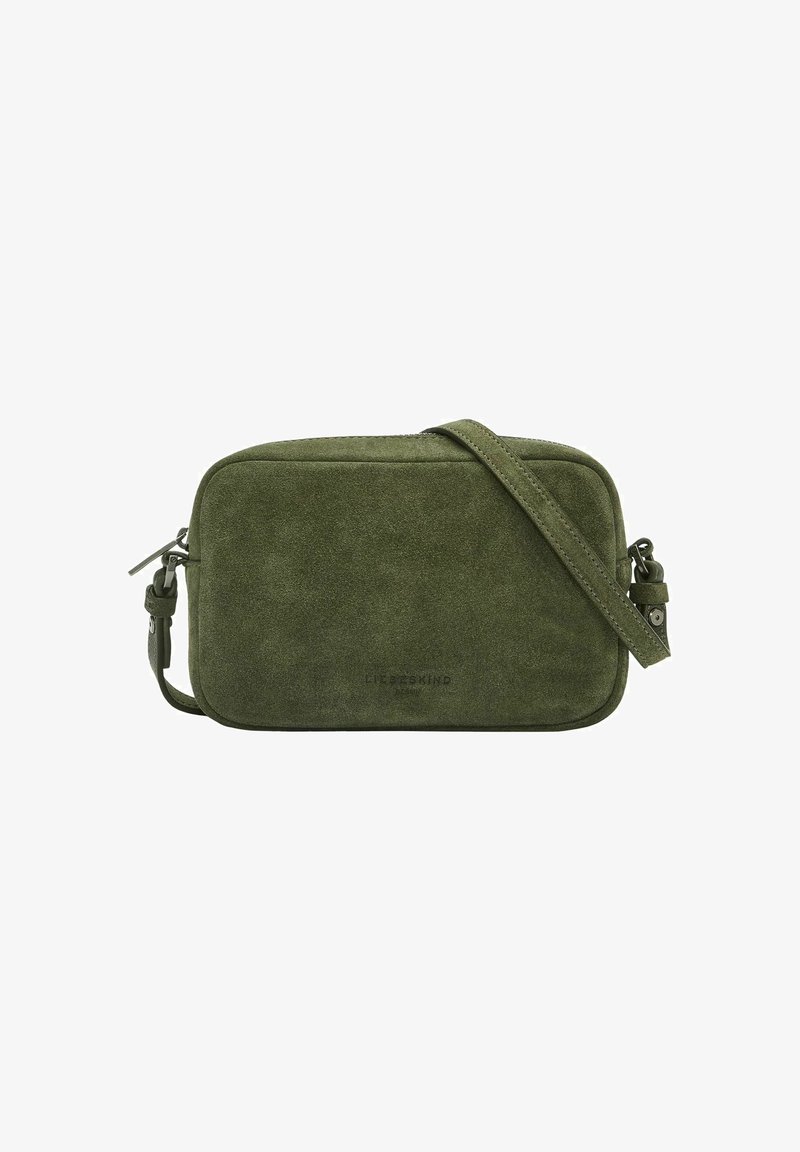 Borsa a tracolla verde in suede con forma rettangolare, chiusura con zip e tracolla regolabile. Presenta un branding discreto sul davanti.