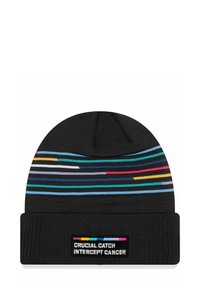 Schwarze gestrickte Mütze mit einem bunten Streifenmuster auf der Krone und einem gerippten Bündchen. Mit einem Patch, auf dem steht "CRUCIAL CATCH INTERCEPT CANCER."