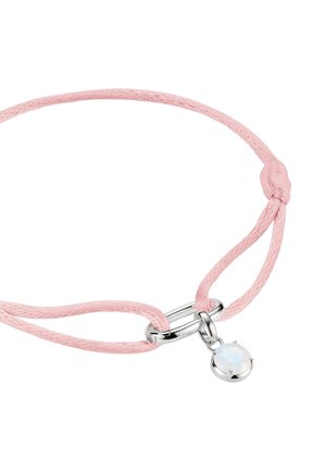 Zarter rosa Kordelarmband mit silbernem ovalem Verschluss und einem kleinen runden opaleszenten Anhänger, der am Verschluss hängt.