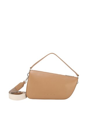 Rjava usnjena torbica za čez ramo z ukrivljenim dnom, srebrnim zadrgo, kratkim ročajem in snemljivim bež trakom, zvitim ob njej na belem ozadju.