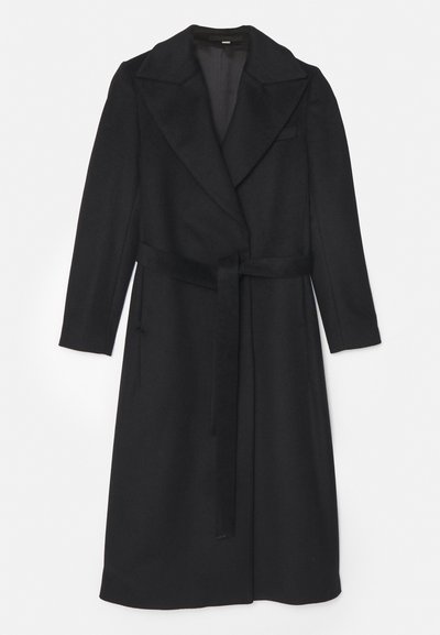 Fekete gyapjú kabát, dupla gombolású kialakítással, széles hajtókákkal, hosszú ujjakkal és hozzáillő övvel a deréknál. Sima textúra, minimalista részletezéssel.