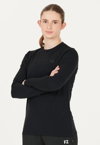 Långärmad svart träningsskjorta, tillverkad av lätt material, har en rund halsringning, FZ-logotyp på bröstet och långärmar.