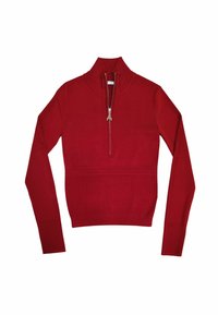 Maglione rosso lavorato a maglia con colletto alto e chiusura a zip quarti. Presenta una texture a coste in vita e sui polsini, con dettagli sottili sulle maniche.