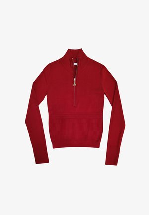 Maglione rosso lavorato a maglia con colletto alto e chiusura a zip quarti. Presenta una texture a coste in vita e sui polsini, con dettagli sottili sulle maniche.
