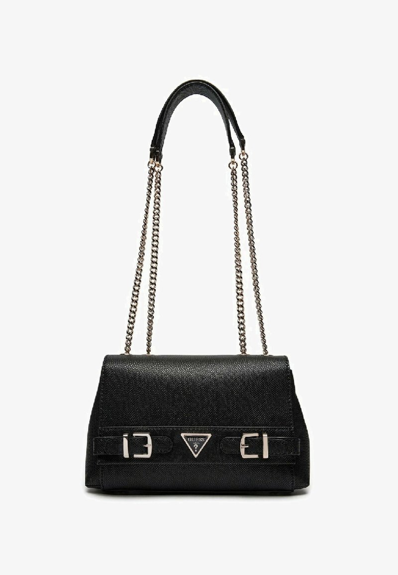 Borsa nera texture con una forma strutturata, manici a catena argentei e dettagli metallici. Presenta un logo sul davanti e fibbie decorative.