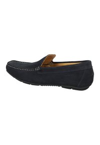 Marineblaues Wildleder-Lederschuh mit genähten Details, im Slipper-Design und einer Gummisohle. Besitzt eine weiche Innensohle und dezentes Branding an der Seite.