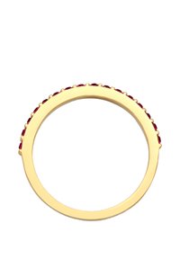 Guldring med en rad röda ädelstenar längs den övre kanten. Slät yta med rundad band, som visar upp en glänsande metallfinish.