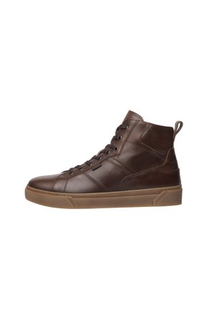 Zapatillas altas de cuero marrón con un acabado suave, punta redonda, diseño de cordones y suela de goma con una textura sutil.