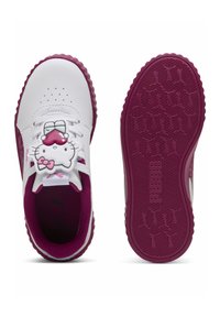 Białe sneakersy z różowymi akcentami, z wyraźnym wzorem Hello Kitty na sznurówkach. Teksturowana gumowa podeszwa zapewniająca przyczepność.