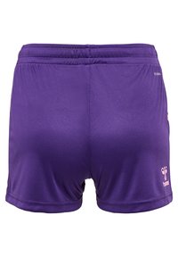 Pantalones cortos deportivos morados hechos de una tela suave y ligera. Cuentan con una cinturilla elástica y un logotipo en rosa en la esquina inferior derecha.