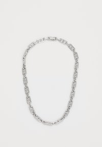 Silberne Kettenhalskette aus Metall mit rechteckigen Gliedern und einer glatten Oberfläche. Das Design integriert abwechselnde Formen für visuelle Anziehung.