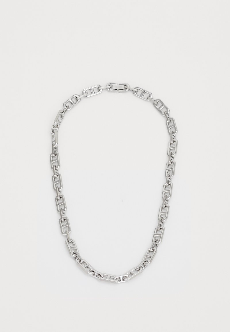 Silberne Kettenhalskette aus Metall mit rechteckigen Gliedern und einer glatten Oberfläche. Das Design integriert abwechselnde Formen für visuelle Anziehung.