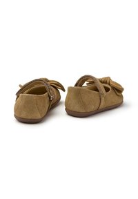 Bailarinas de ante marrón con detalle de lazo, puntera redonda y correa ajustable. Construcción suave con suela de goma flexible.