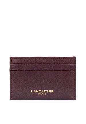Ciemnoczerwony skórzany etui na karty z trzema poziomymi kieszeniami na karty i złotym logo "Lancaster Paris" na dole na środku.