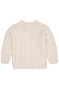 Suéter de punto color crema con un patrón de trenzas en forma de diamante, cuello redondo y mangas tres cuartos.