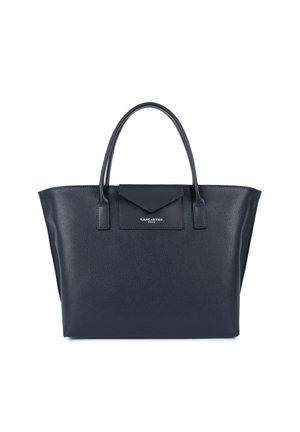 Tote en cuir navy avec surface texturée, poignées doubles et poche à rabat ; arbore le logo de la marque en argent sur le panneau avant.