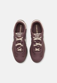 Sapatilhas de pele burgundy com atacadores e detalhes em creme, apresentando um design de bico arredondado, solas texturizadas e a marca "Converse All Star".
