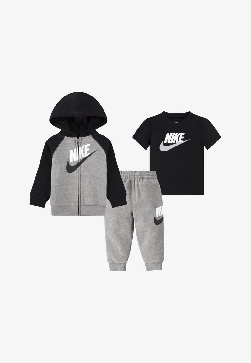 Conjunto de ropa para niños pequeños de tres piezas de Nike que incluye una chaqueta con capucha y cremallera, una camiseta negra y pantalones deportivos grises. Presenta acentos de logo.