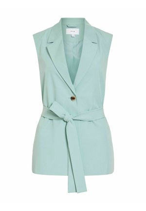 Blazer sans manches vert menthe clair avec revers crantés, fermeture par un bouton et ceinture en tissu nouée à la taille.