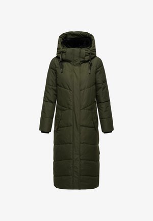 Long manteau d'hiver matelassé vert foncé avec capuche, fermeture éclair devant, poches latérales et cordons à la capuche, conçu pour temps froid.