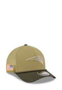 Khaki-Cap mit einem Netzrücken und einem dunkelgrünen Schirm. Verfügt über ein gesticktes Logo und ein kleines amerikanisches Flaggen-Patch an der Seite.