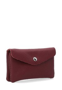 Burgundowa skórzana portmonetka o fakturowym wykończeniu. Posiada zapięcie na klapkę zabezpieczone srebrnym zatrzaskiem. Kompaktowy i prostokątny kształt.