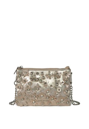 Pequeño bolso bandolera metálico dorado con estampados florales en relieve y detalles de tachuelas plateadas, y una correa de cadena.
