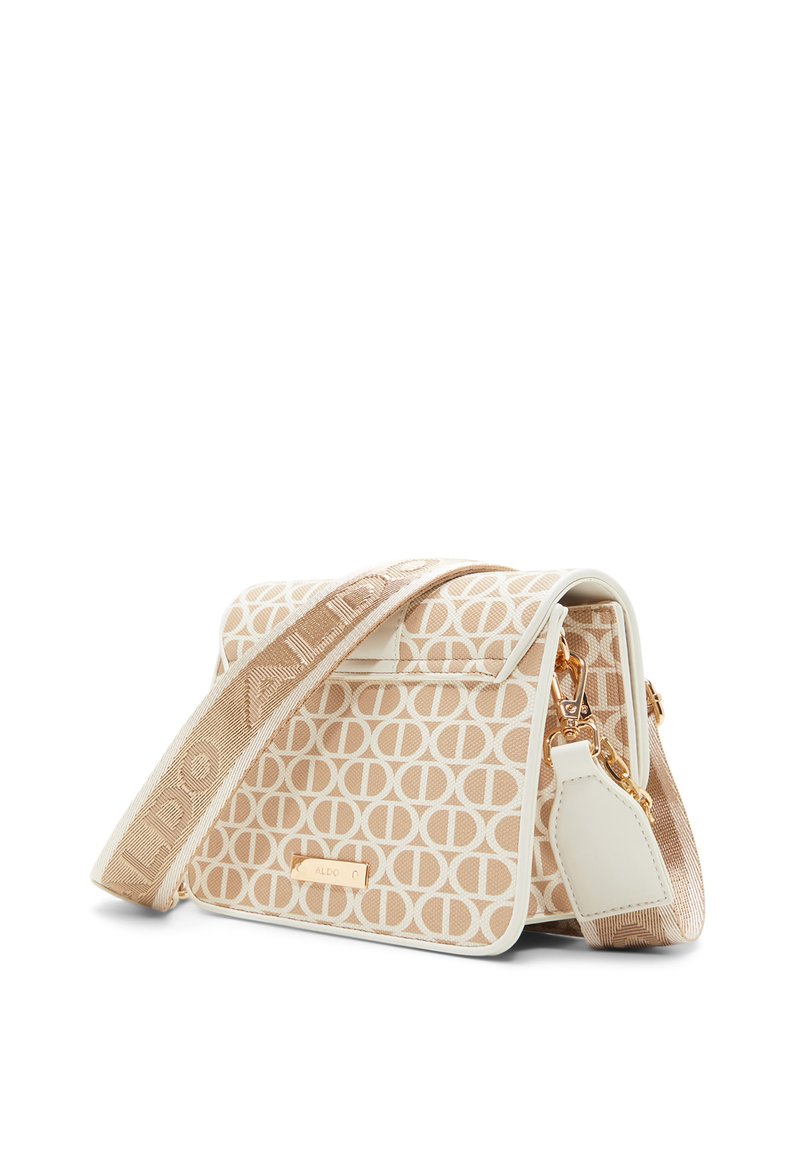 Sac bandoulière beige et blanc avec un motif géométrique, quincaillerie dorée et une sangle tissée portant le nom de la marque. Accents en cuir lisse.