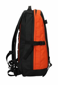 Mochila negra y naranja con un diseño de bloques de color vertical. Cuenta con correas acolchadas, un asa superior y correas laterales ajustables.