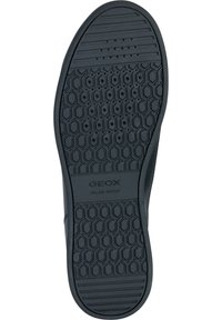 Černá gumová podešev boty s hexagonálním vzorem, texturovanými drážkami pro trakci a vytlačeným nápisem "GEOX ITALIAN PATENT" ve středu.