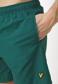 Lyle & Scott SWIM  - Plaukimo šortai - malachite green