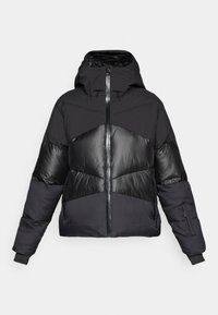 Schwarze Daunenjacke mit Kapuze, die eine Mischung aus matten und glänzenden Texturen aufweist, mit Reißverschluss vorne und gerippten Bündchen. Markantes Paneeldesign.