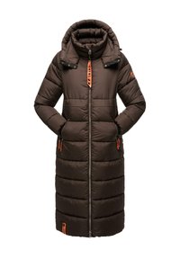Lang bruin pufferjack met een hoge kraag, ritsluiting, twee zijzakken en oranje accenten op de ritsen en de branding. Zachte, gestikte textuur.