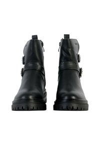 Stivali neri in pelle alla caviglia con due cinturini e fibbie in metallo, caratterizzati da una suola in gomma spessa con un motivo antiscivolo. Texture liscia, chiusura con zip.